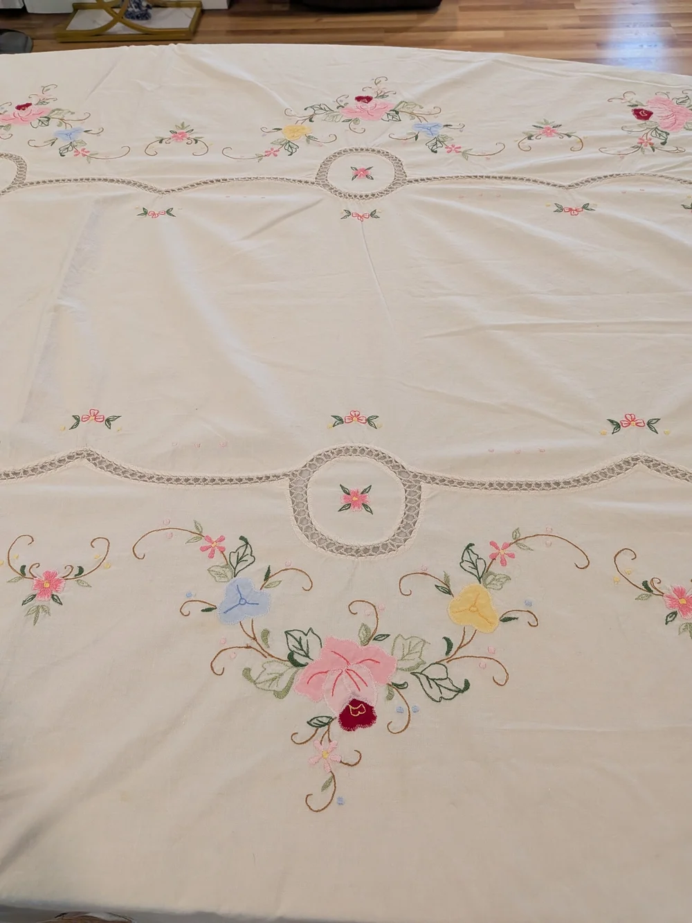 Vintage 1939-40s Handmade Embroidered Linen Fabric (Cotton?)Crocheted Lace
